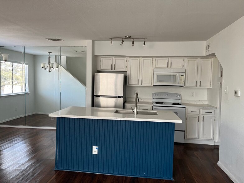 Building Photo - 9839 Walnut St