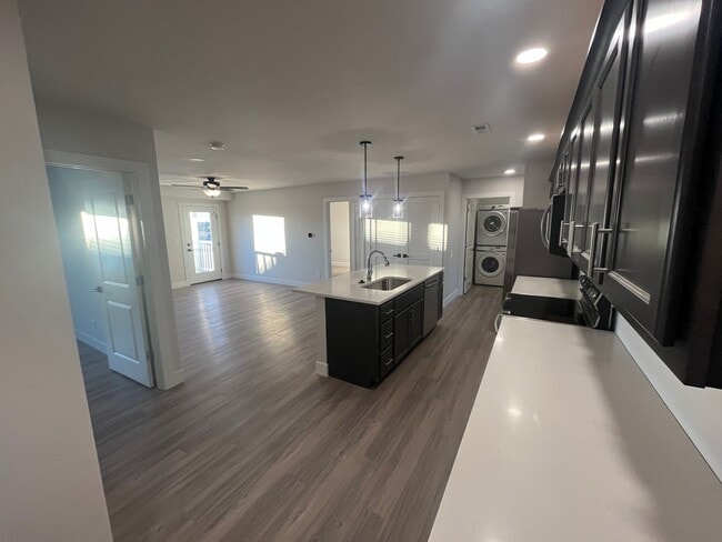 Building Photo - ??QUICK MOVE: FIRST MONTH'S RENT HALF OFF!