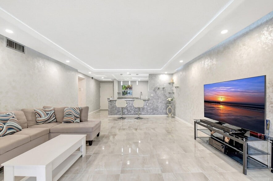 Building Photo - 2615 NE 3rd St