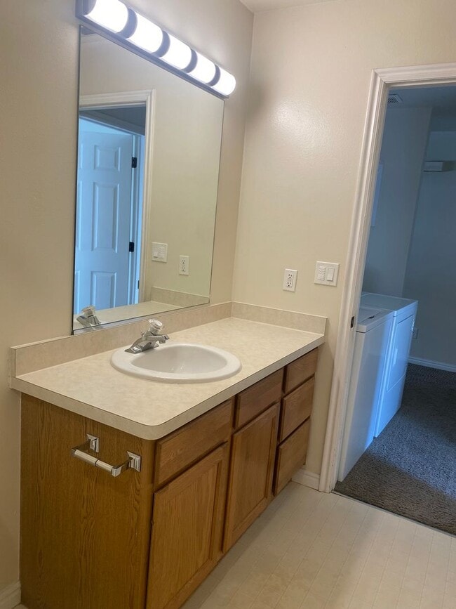 Building Photo - One Bedroom near Utah Valley Hospital, Provo Recreation Center, and BYU! | Available August 25th