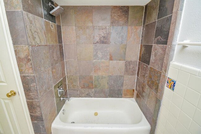 Building Photo - 917 S Ripple Creek Dr
