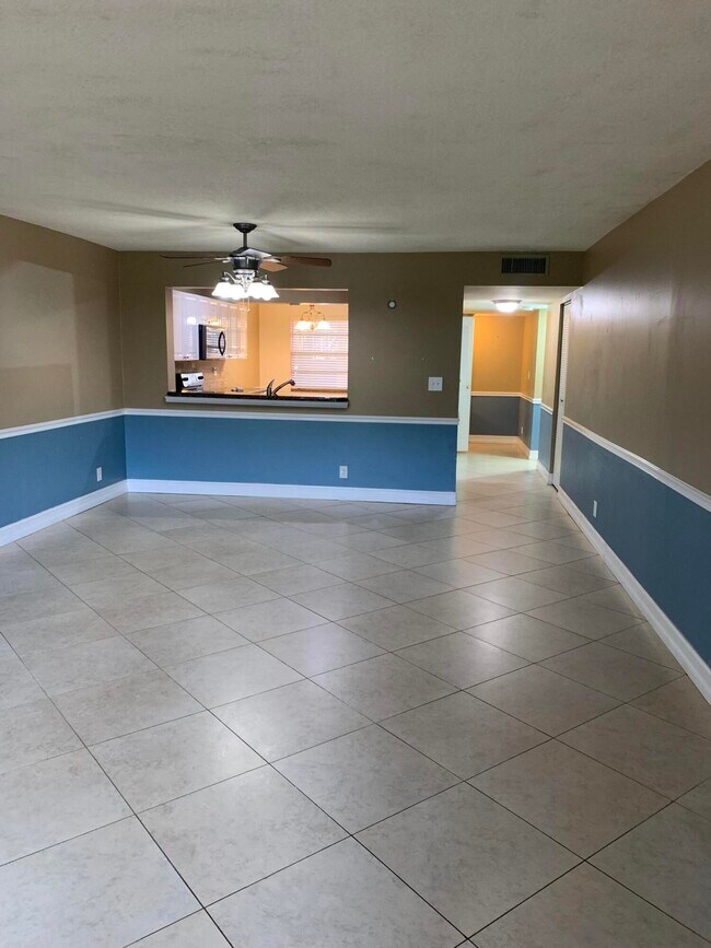 Building Photo - 2015 Coral Ridge Dr