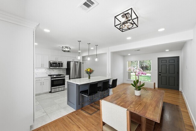 Building Photo - 2014 Woodcrest Dr