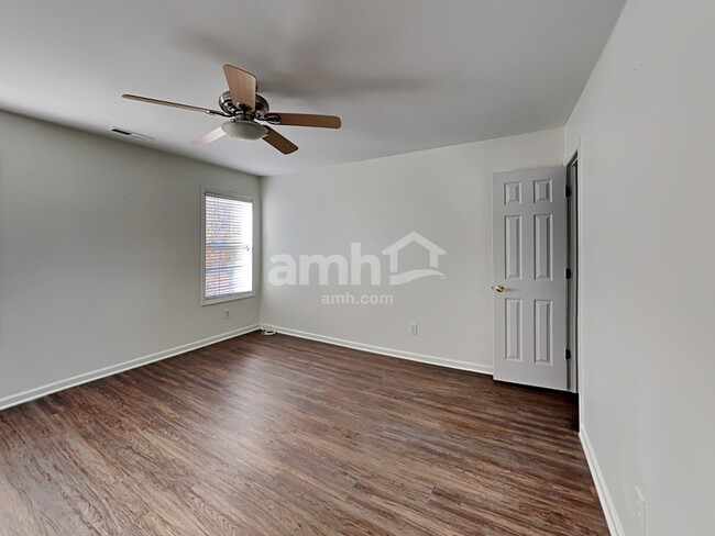 Building Photo - 5017 Village Lawn Dr