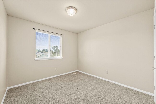 Building Photo - Spacious Corner Lot Home Near JBLM | 4 Bed...