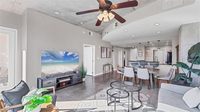 Building Photo - 525 E Jackson St