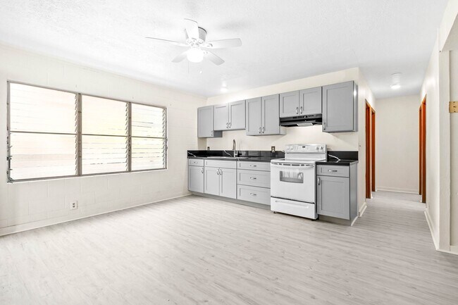 Building Photo - Newly renovated 3/1 with 2 Parking stalls