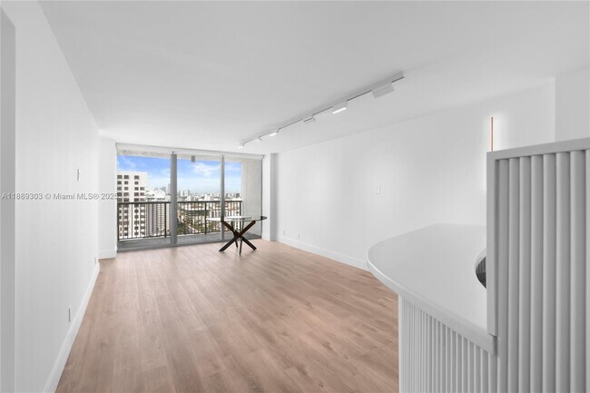 Building Photo - 2655 Collins Ave