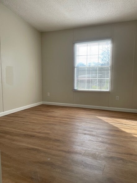 Building Photo - 4473 Welch Dr