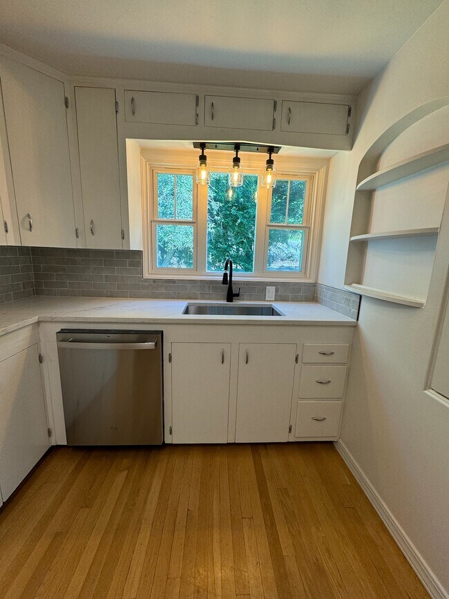 Building Photo - 978 E 5th Ave