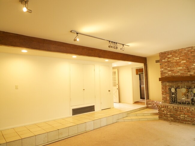 Building Photo - 2290 Canonita Dr