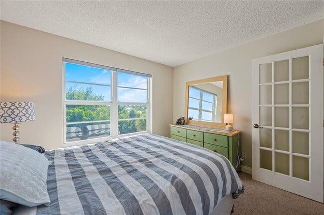 Building Photo - 2860 NE 14th St