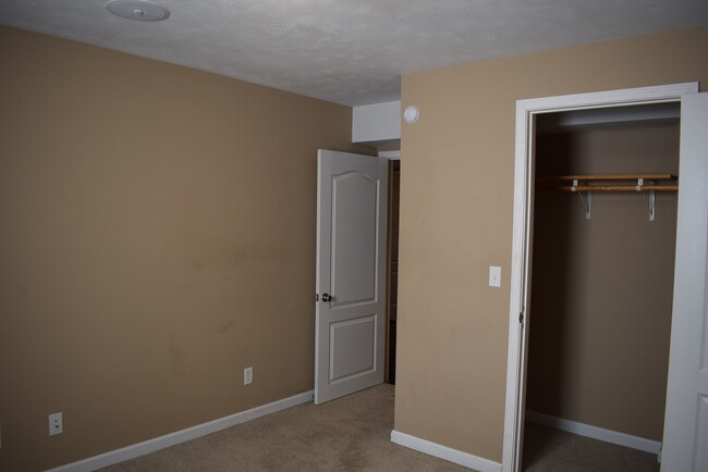 Building Photo - Beautiful spacious home in Waynesville