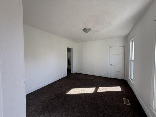 Building Photo - 211 W Main St