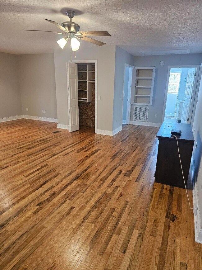 Building Photo - 134 Rolling Dr