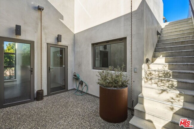 Building Photo - 1849 Fox Hills Dr