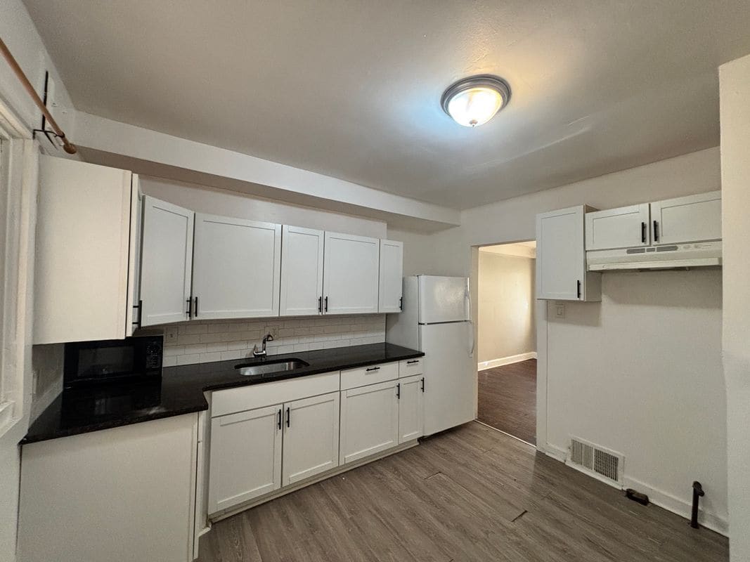 Building Photo - 15496 Gilchrist St