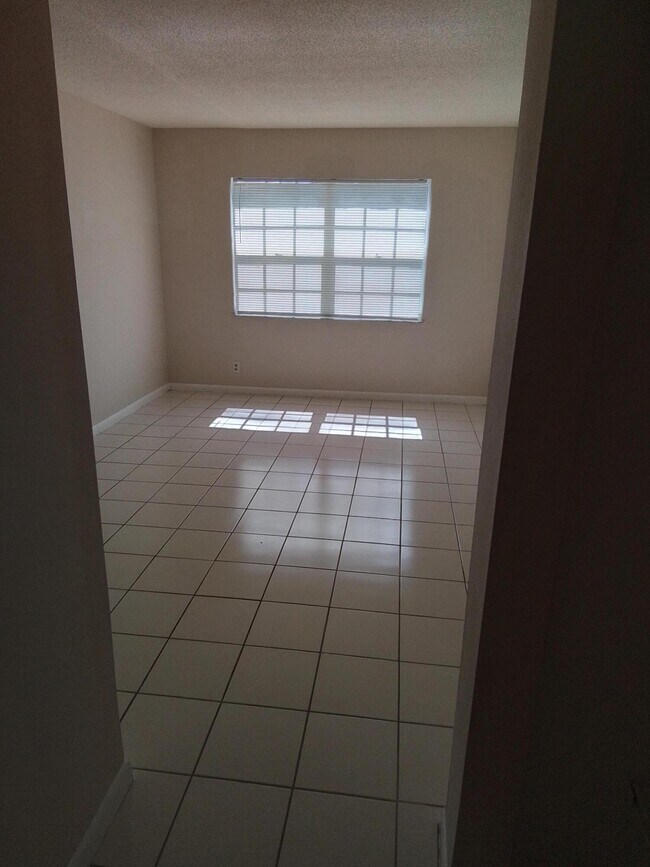 Building Photo - 1535 SE Royal Green Cir