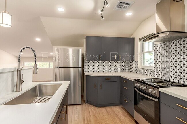 Building Photo - 125 N 11th Ave