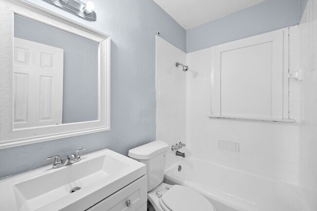 Building Photo - Large 4 bed/1.5 bath House & Section 8 Accepted , Drive by & Apply for just $25** Move in by Dece...