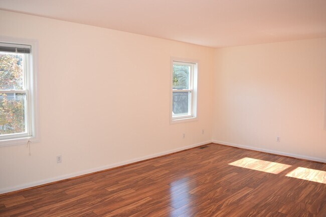 Building Photo - 5 Maple Ridge Dr