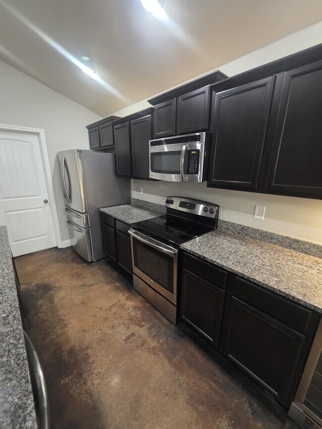 Building Photo - 3 bed 2 bath home with 2 car garage in Legends Park!