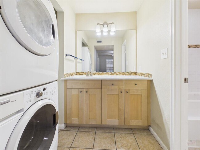 Building Photo - 7685 Northcross Dr