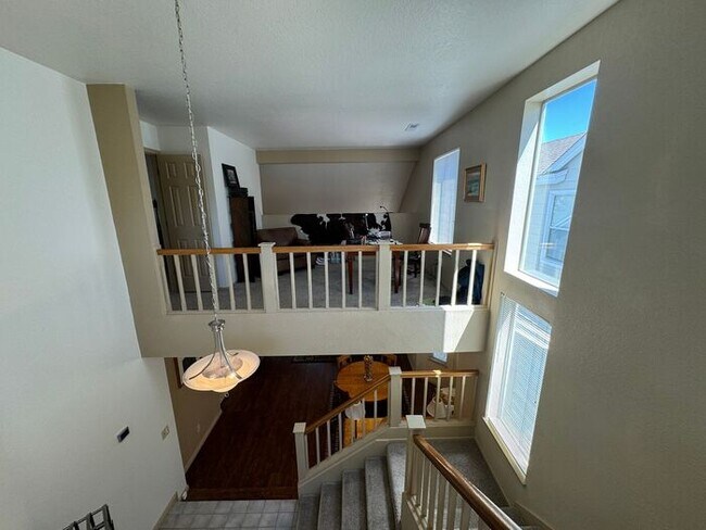 Building Photo - 13th Fairway Views at Lakeridge Golf Course, 3 bed / 2.5 bath! Available Now!