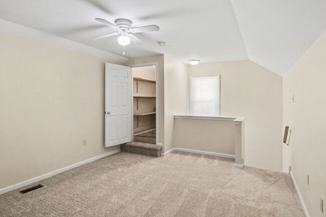 Building Photo - Beautiful Spacious Townhome