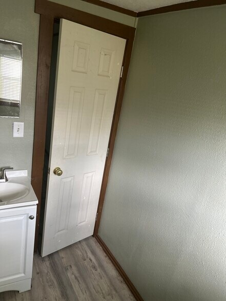 Bathroom - 806 N Berry St