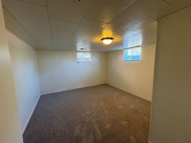 Building Photo - Newly Updated - Spacious 5 Bed 2 Bath Home