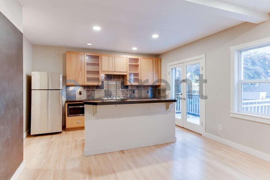 Building Photo - 2225 Eastlake Ave E