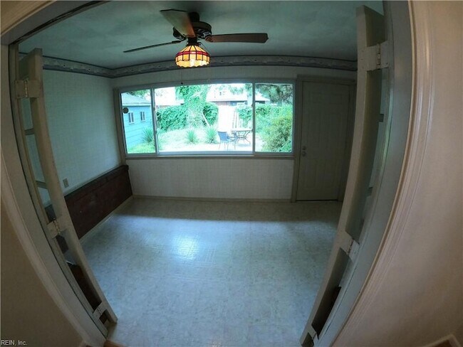 Building Photo - 1725 W 49th St