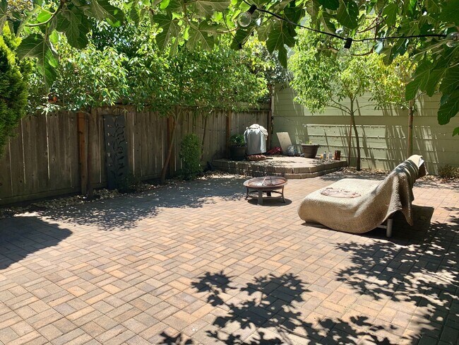 Building Photo - 54-56 Sharon St