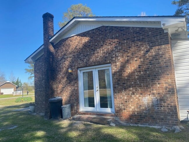 Building Photo - 3 bed 2 bath Brick Ranch