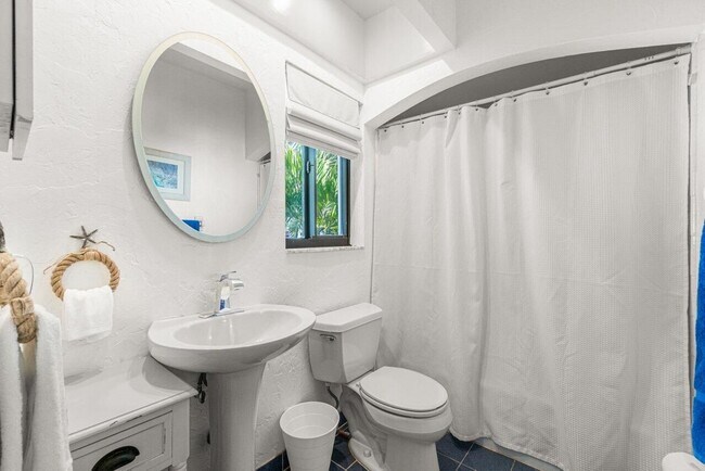 Building Photo - 25 NW 24th Ct