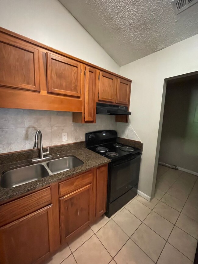 Building Photo - This Adorable 2 bedroom 2 bath duplex is l...