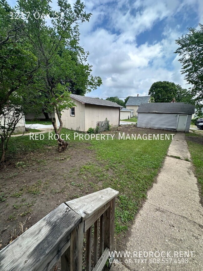 Building Photo - 1217 Oak St