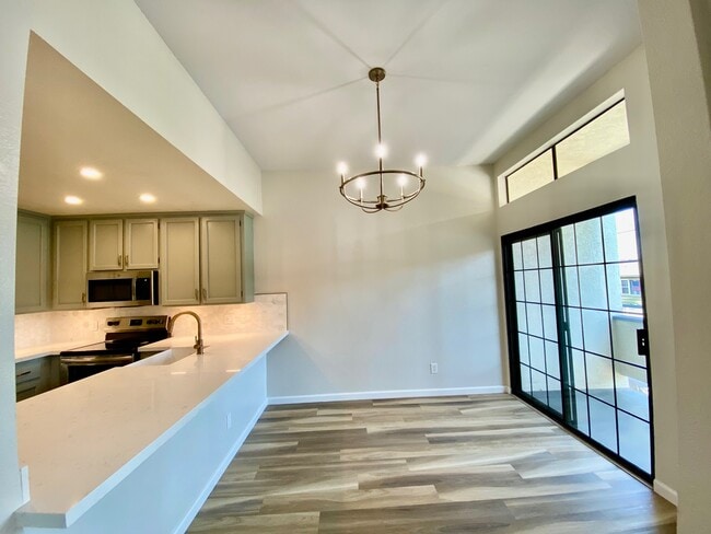 Building Photo - 270 Dahlia Ave