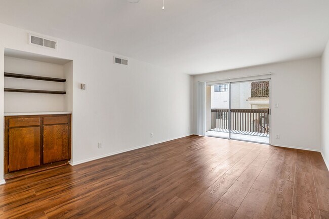 Building Photo - 215 S Madison Ave