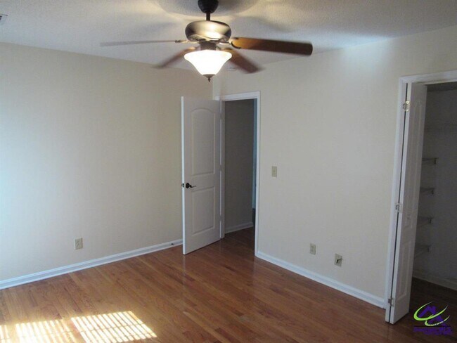 Building Photo - 100 Sunchase Ct