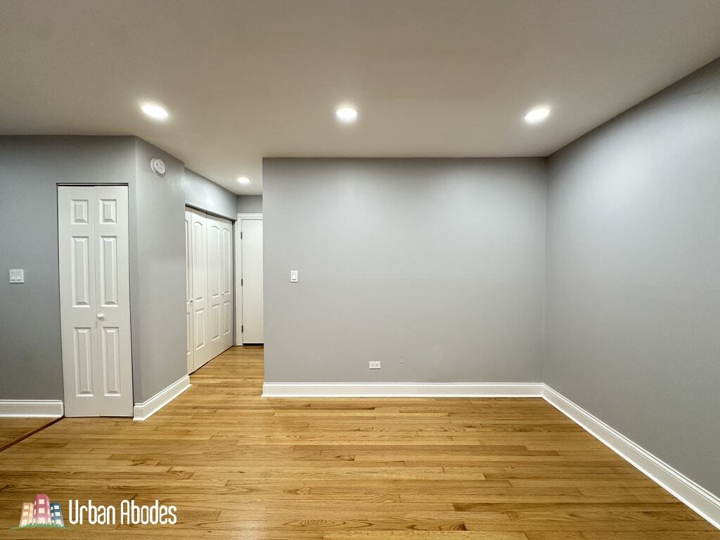 Building Photo - 6967 N Sheridan Rd