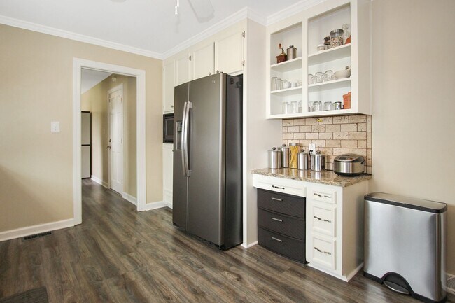 Building Photo - 427 Elizabeth Lake Dr