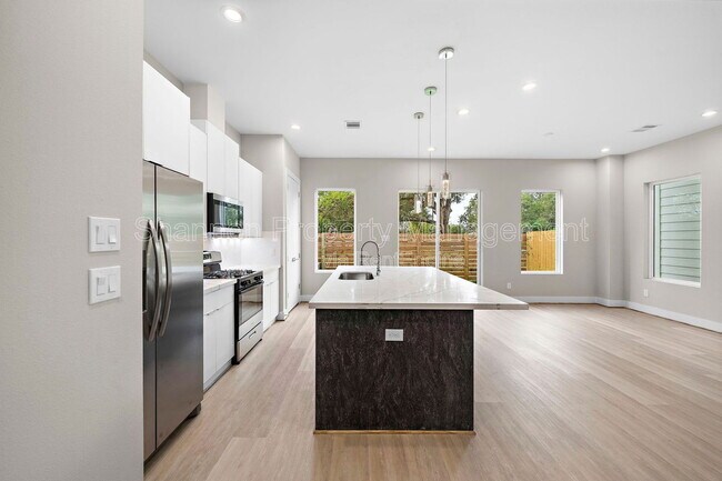 Building Photo - 28G Bucan St