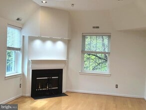 Building Photo - 104 Woodside Rd