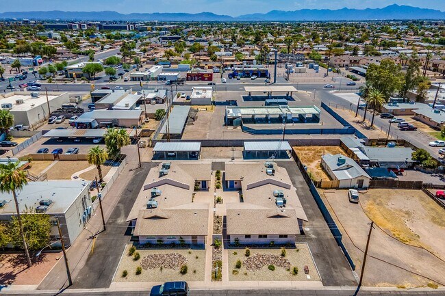 Building Photo - Fully remodeled Casita style apartment hom...