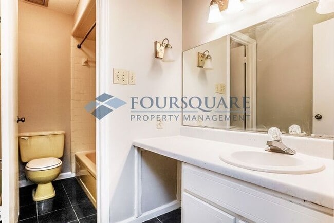 Building Photo - Spacious Townhome with Wood-Burning Fireplace, Large Deck & Storage Room , Convenient North Ridge...