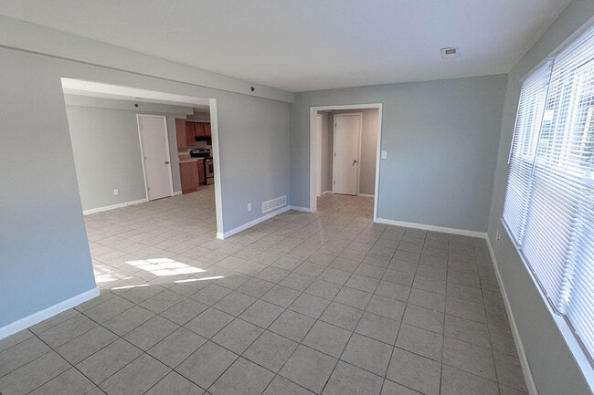 Building Photo - 706 Demaret Dr