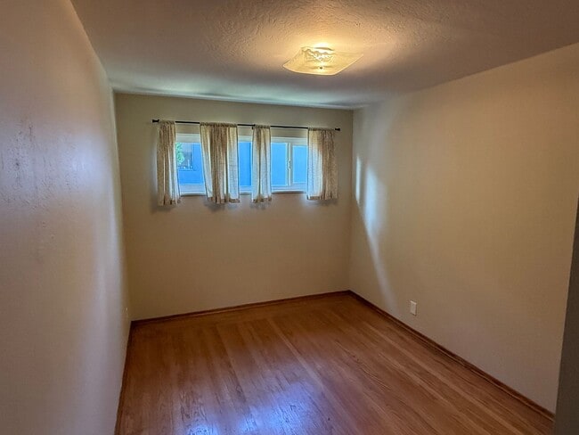 Building Photo - Spacious 3 bedroom, 1.5 bathroom Home in R...