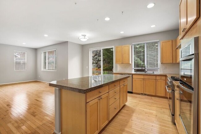 Building Photo - Gorgeous Modern Air Conditioned Home in Ga...